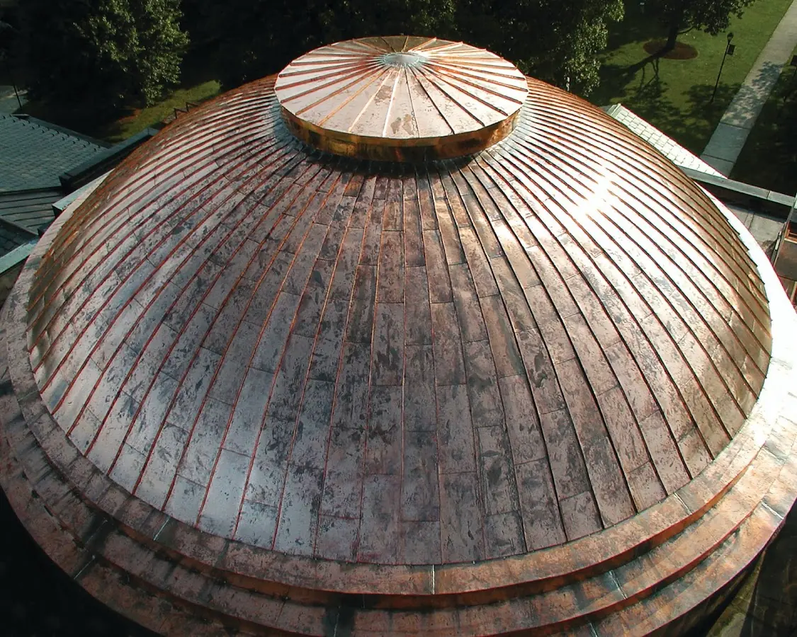 Craftsman Roofing crew installing a new roof in Nijmegen